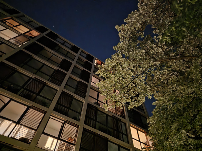 Nachts macht das Galaxy S25 Edge mit der Hauptkamera gute Bilder auch bei schlechter Beleuchtung. (Bild: Tobias Költzsch/Golem.de)